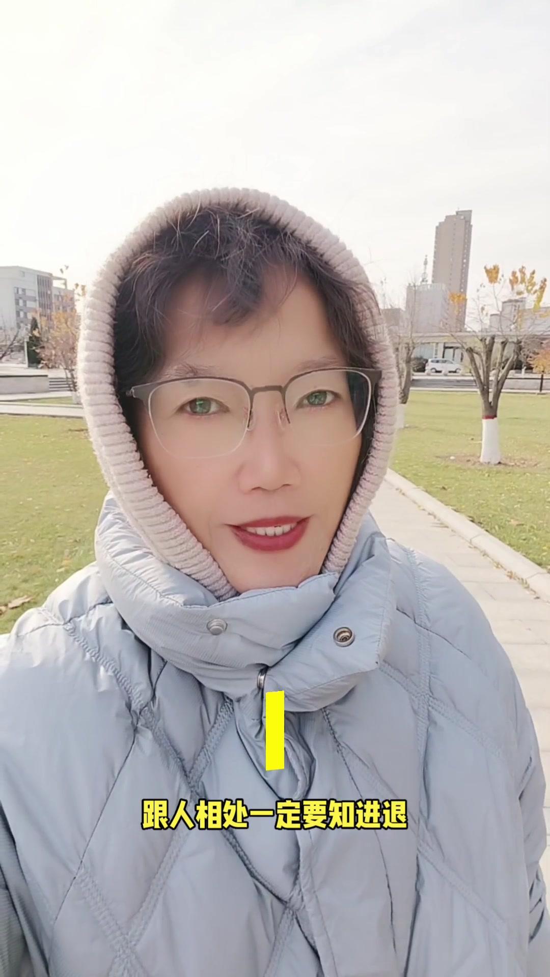 跟人相处，一定要知进退，懂深浅。成年人最大的清醒，就是不介入别人的生活，哪怕是最