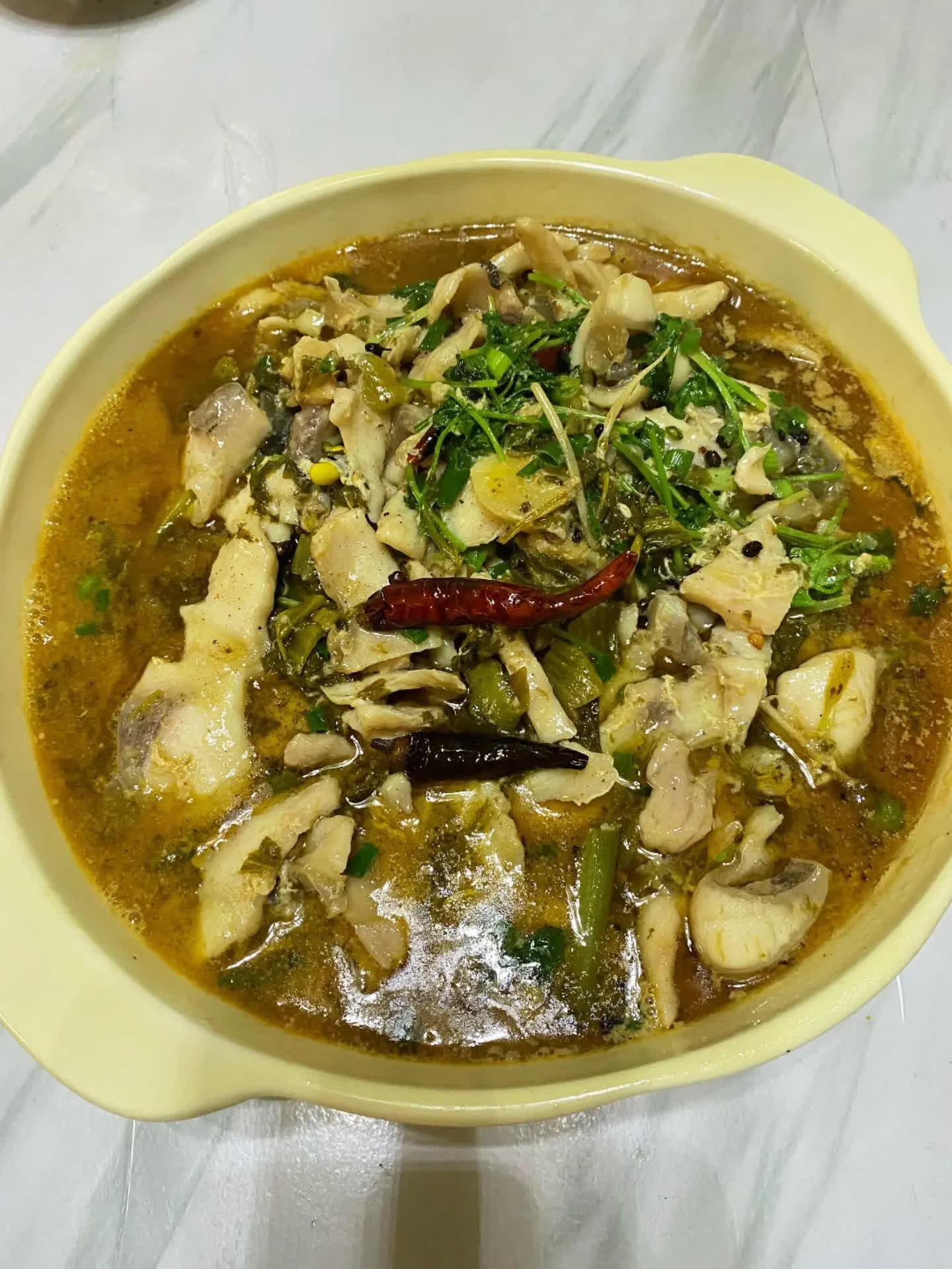 俄罗思农庄：一口入魂的烟火江湖。俄罗思农庄：一口入魂的烟火江湖🌶️🍃 在俄罗