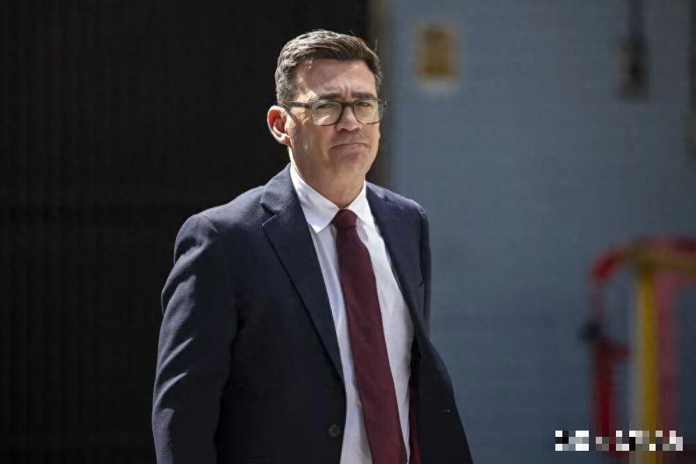 英国政坛大地震！新首相接手烂摊子，连25辆能开的坦克都快凑不齐
 
2026年7