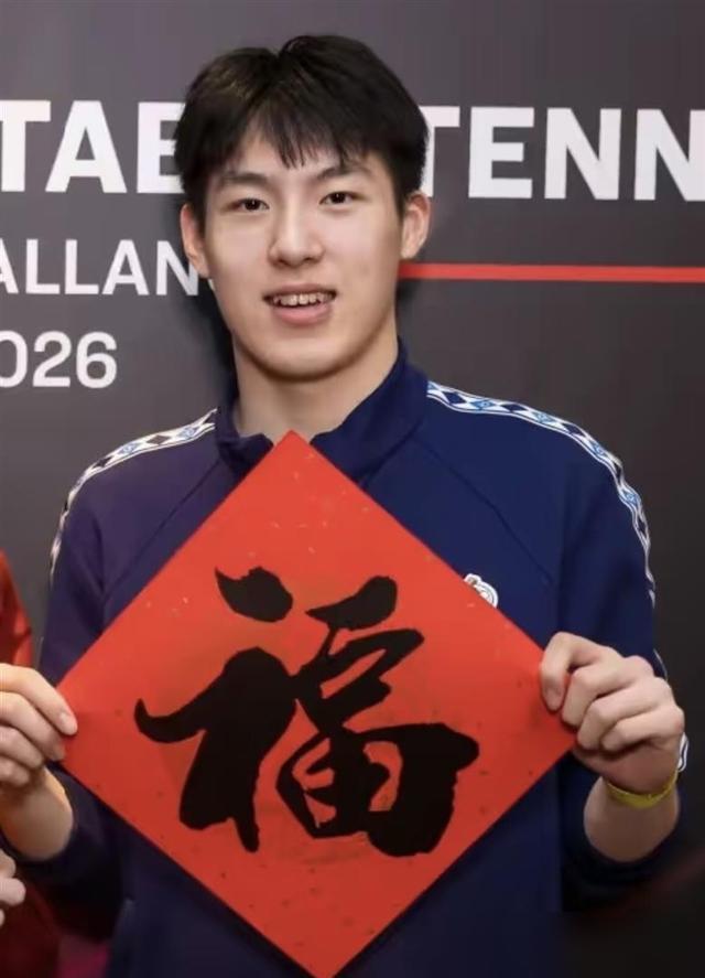 19岁小将把张本智和打到仰天长叹。第六局他救了6个赛点，最后还是瘫在椅子上。