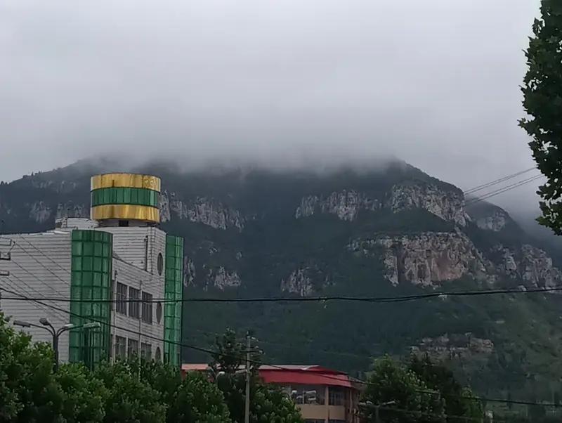 看到“云开雾罩两座山”求下联，这让我想起很多有趣的山水对联。就像“雾罩山巅，哪个