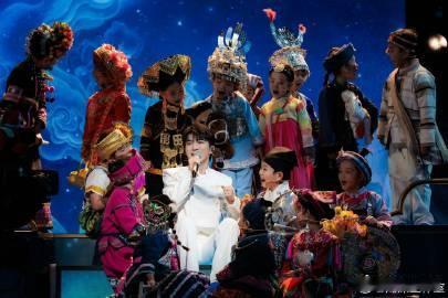 周深叮叮当当传到海外 周深春晚新歌《吉量》在英国纽卡斯尔春节游行中大放光芒！几万