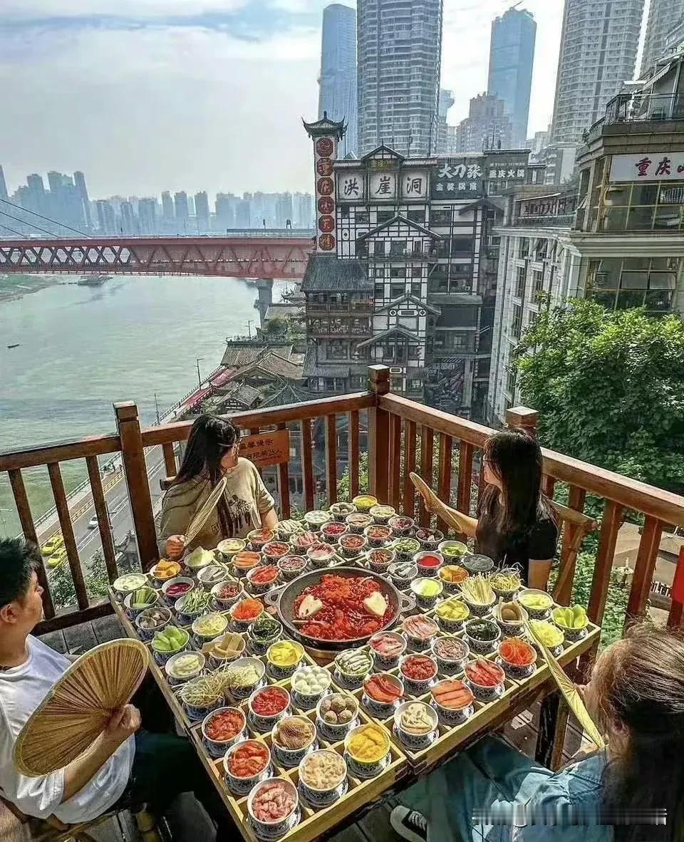 重庆洪崖洞这个热门打卡点，18个菜竟然只要93元，你敢相信吗？ ​#理想家生活#