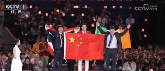 71个人，把64个项目全报了！最后金牌拿到手软，连“冠军中的冠军”都被中国姑娘抱