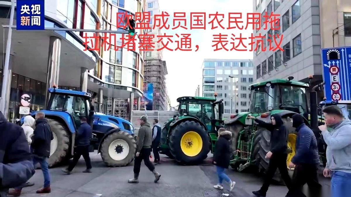 上万台拖拉机，把欧盟总部给堵了。
那场面，比里头开会的大佬们气派多了。
你猜这些