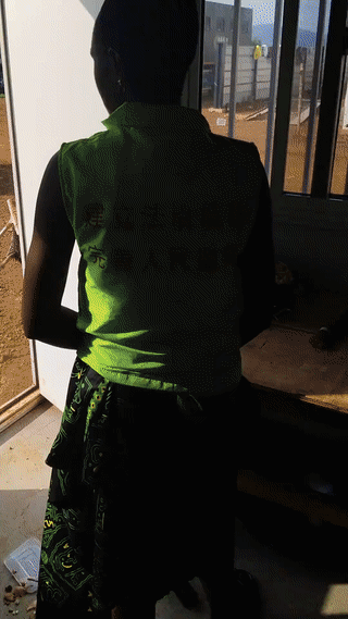 非洲人都特别喜欢穿着印有中国字的衣服？
因为他们觉得穿上这样的衣服会感觉很时髦？