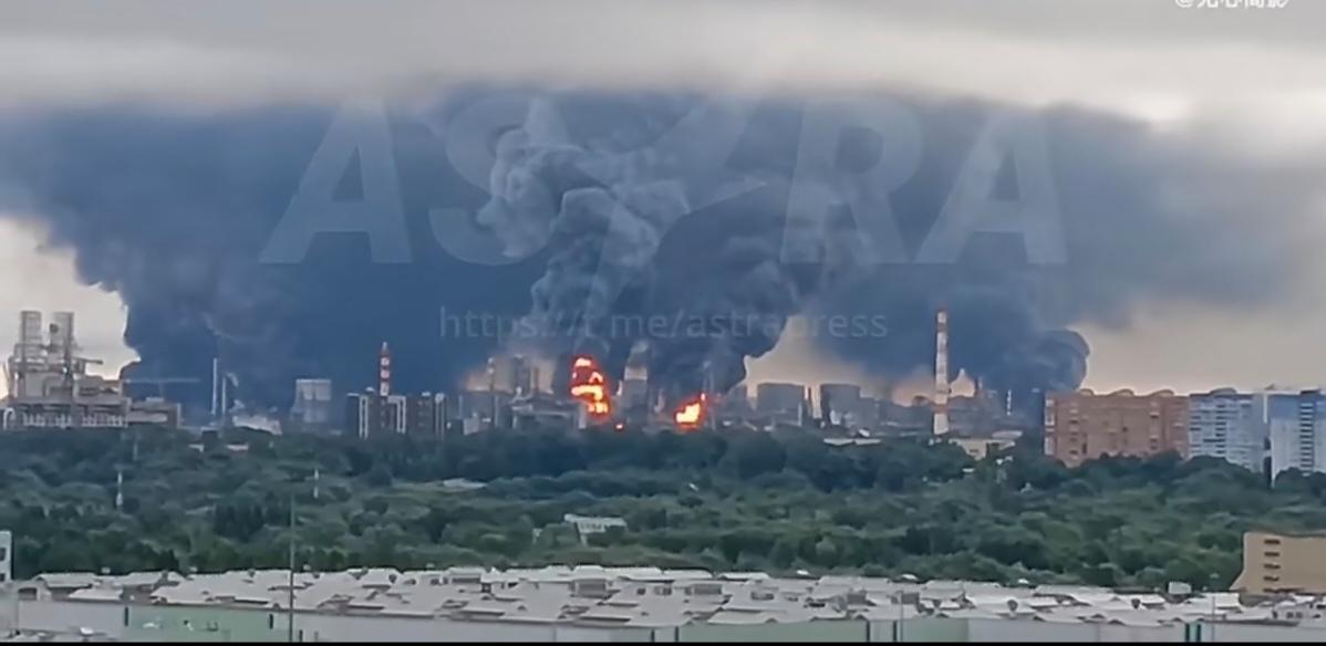 莫斯科遭遇大规模空袭！
当地6月18日凌晨，乌克兰出动大量远程无人机突袭莫斯科及