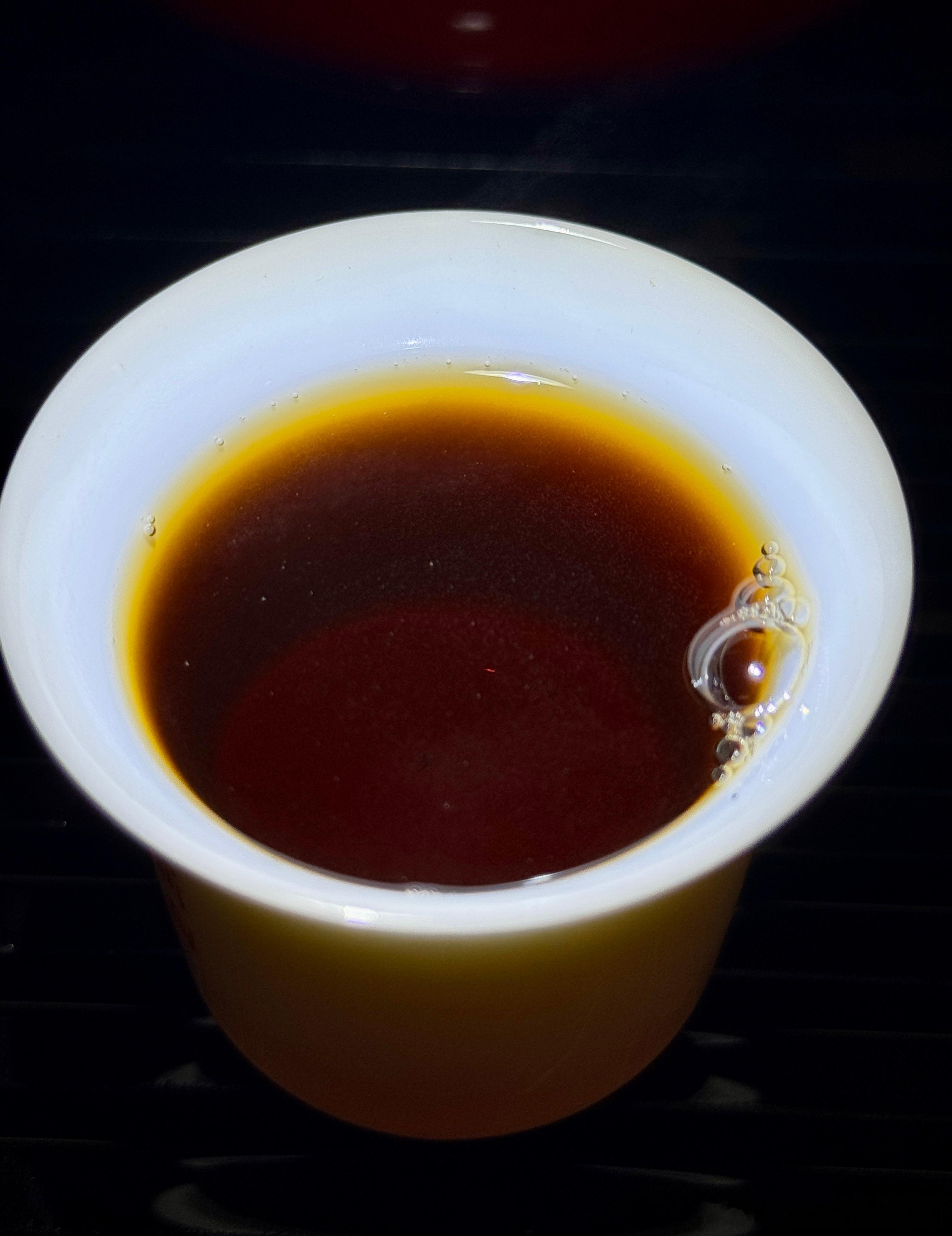 家庭是孩子的第一个能量场。在情绪不稳定的家庭中，家人们彼此撕扯，孩子的心力就只能