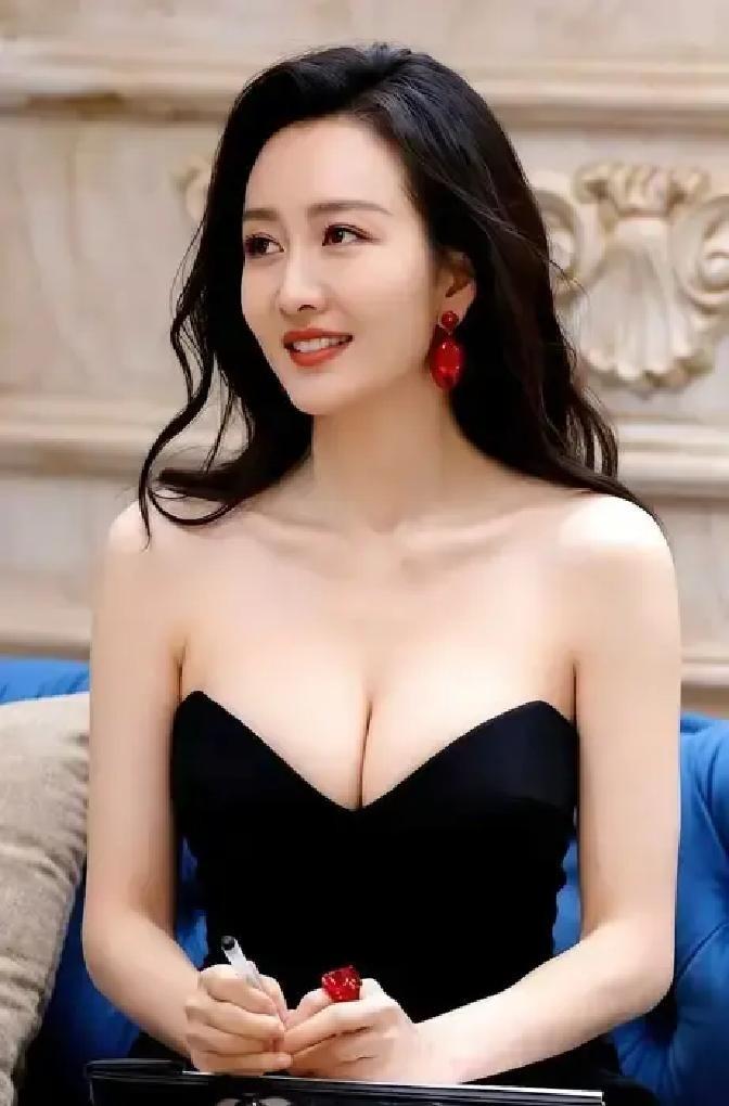 前两天还因为在新剧里剪了个齐刘海演小姑娘，被网友揪着大骂“装嫩”，转头43岁的王