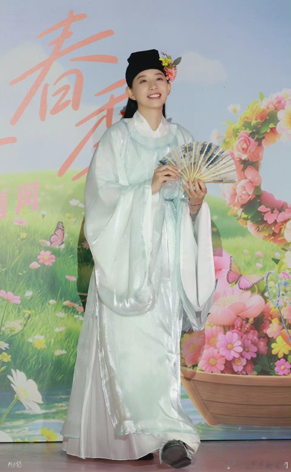 李斯丹妮在洛阳体验簪花颠覆舞台酷飒形象，李斯丹妮洛阳簪花化身翩翩公子，眉眼舒展气