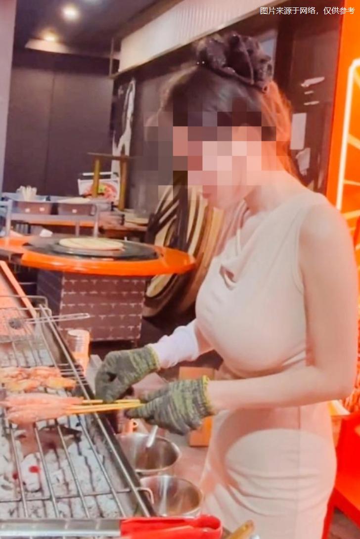 内蒙古一家烧烤店里，一名男子到店里消费，看到年轻的女老板独自看店，心生歹念，对女