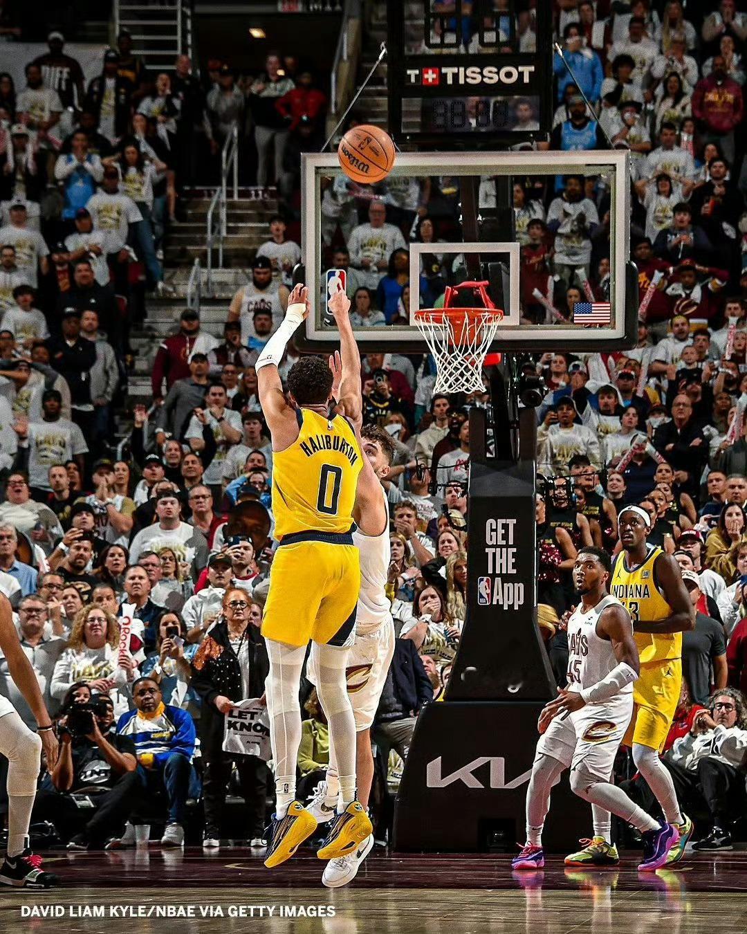 步行者vs骑士我的观赛搭子nba超季划 此役，骑士球员泰-杰罗姆手感冰凉，本场首