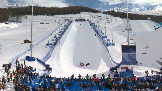 刘佳宇意识清醒据《北京青年报》报道，刘佳宇摔倒后医务人员第一时间进场检查，随后救