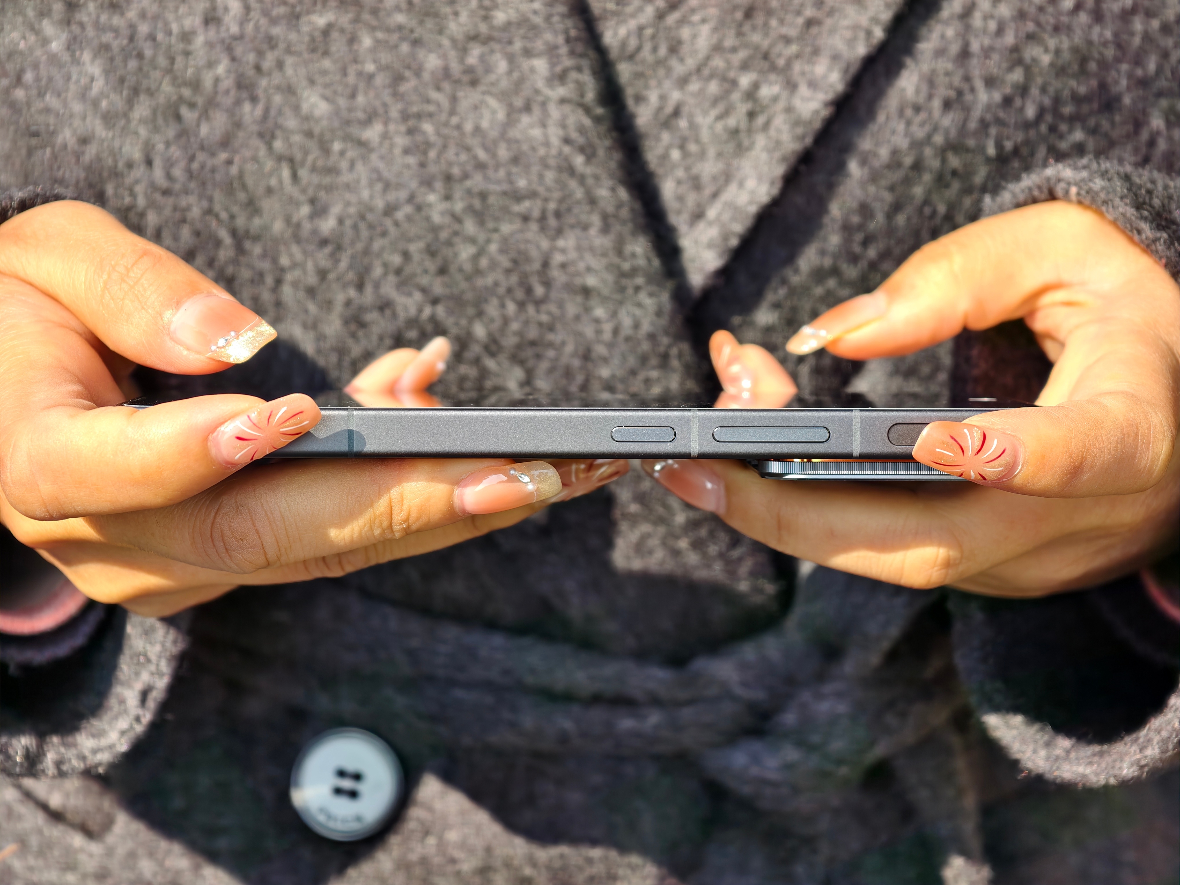 刚到家就收到 iQOO 15 Ultra，据说是今年最有竞争力的游戏手机。现在手