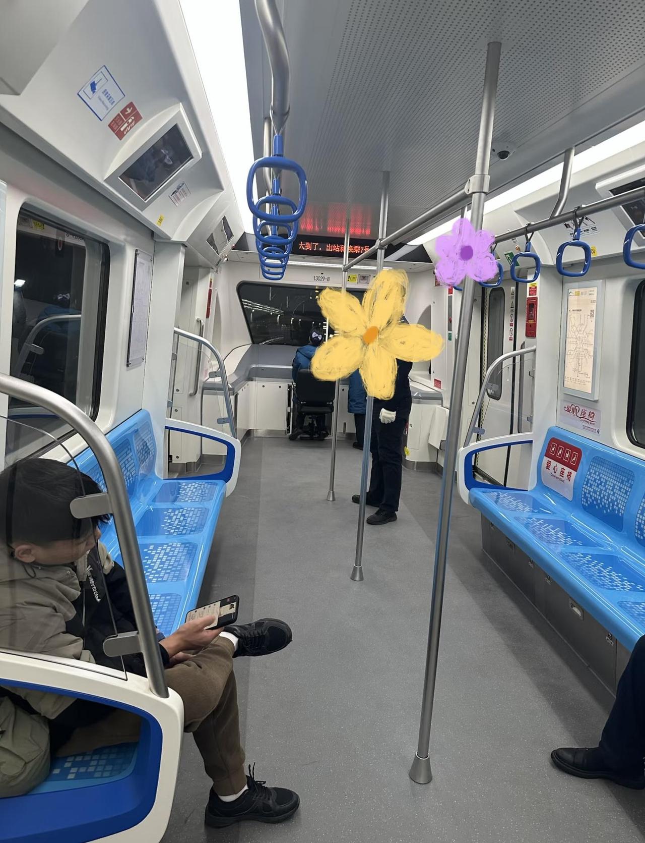 成都地铁也开放
成都地铁13号线，开放式驾驶室还是第一次见，就是要三个人看着[鄙