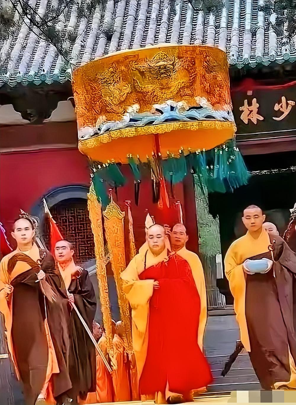 出门这么大的阵仗，真的是“和尚打伞，无法无天”这歇后语挺有意思。和尚光头没头发，