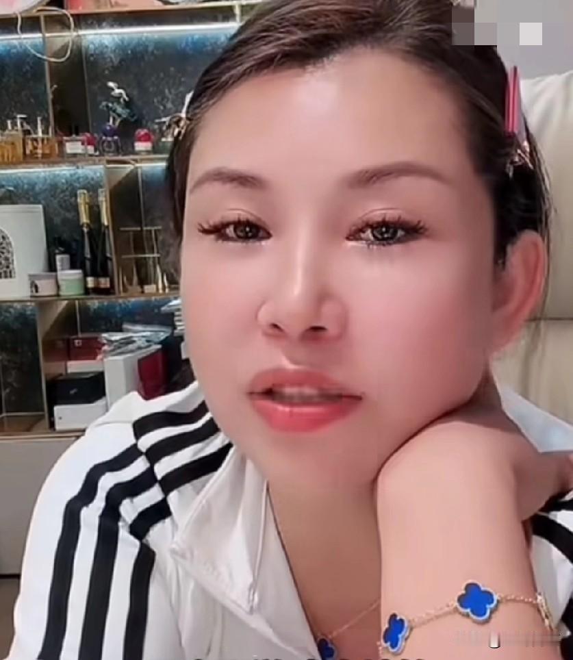 驴姐因为没吃着冷面和松松吵架，怀疑老公玩游戏出轨了，游戏里指定有女的，除了直播就