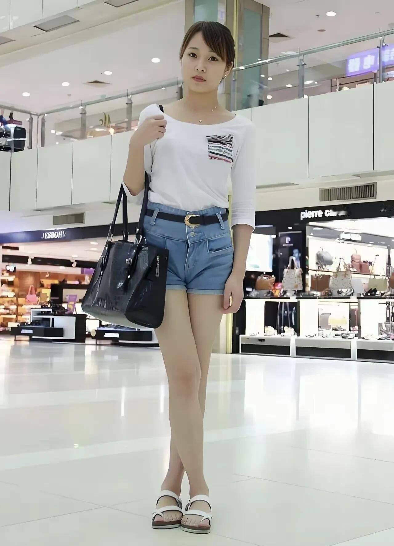 看着照片里站在商场中的女孩，不得不说李连杰与黄秋燕的女儿确实越长越出彩。她继承了