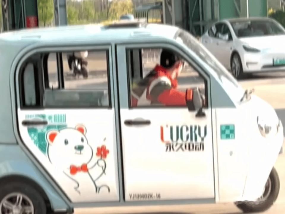 这是谁家小孩啊？看着有点像黄景瑜，是不是黄三岁跑出来了？ ​​​