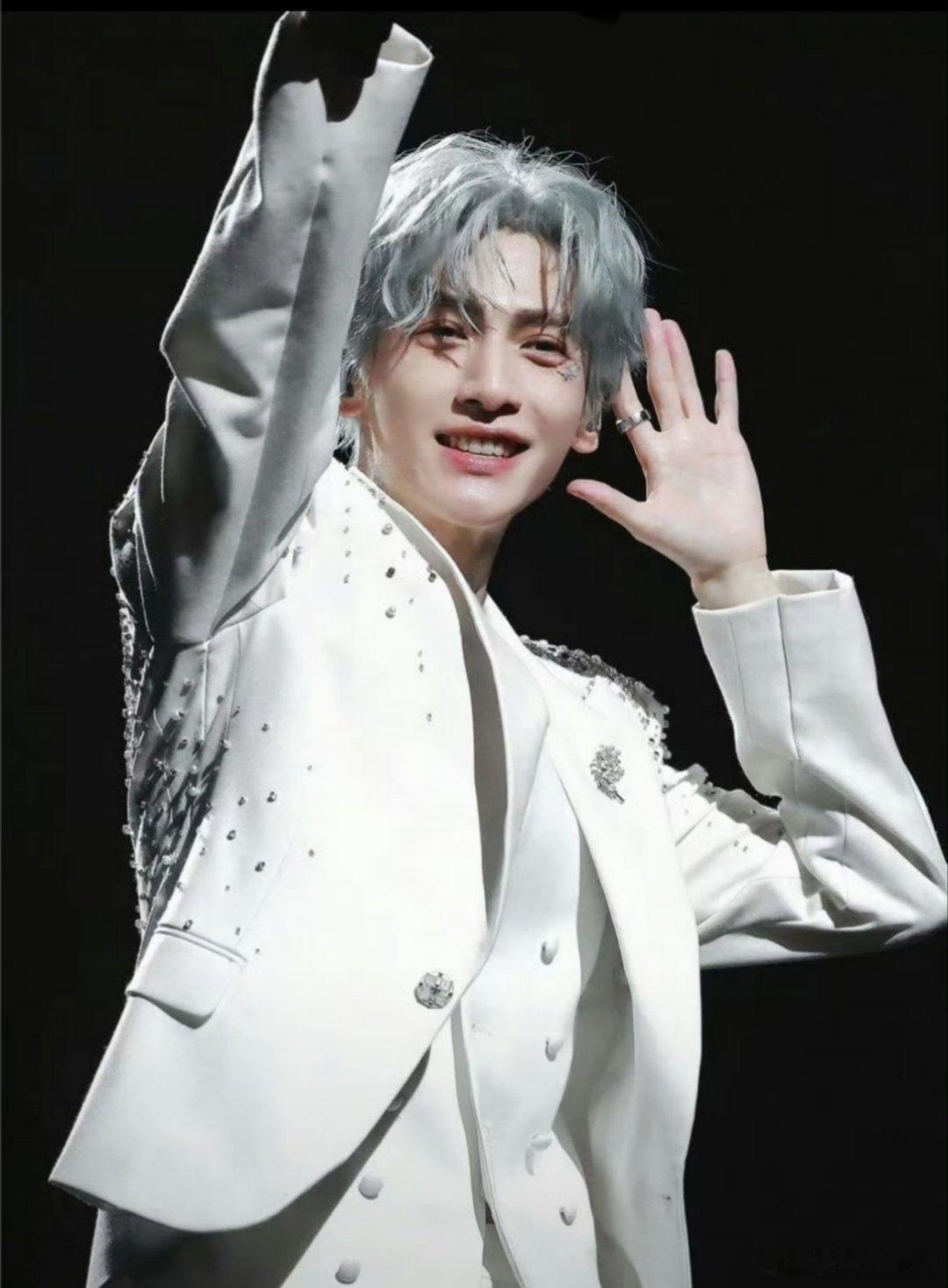 有短剧直接AI了罗云熙的脸，做了新剧，这几乎一模一样啊，不仔细看真的以为是本人演