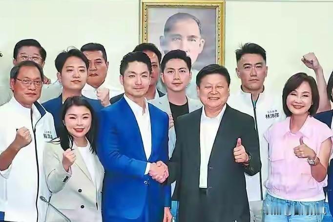 韩国瑜朝着傅崐萁开炮，民进党在旁边拍手叫好，心里偷着乐。老话讲敌人叫好，那就得掂