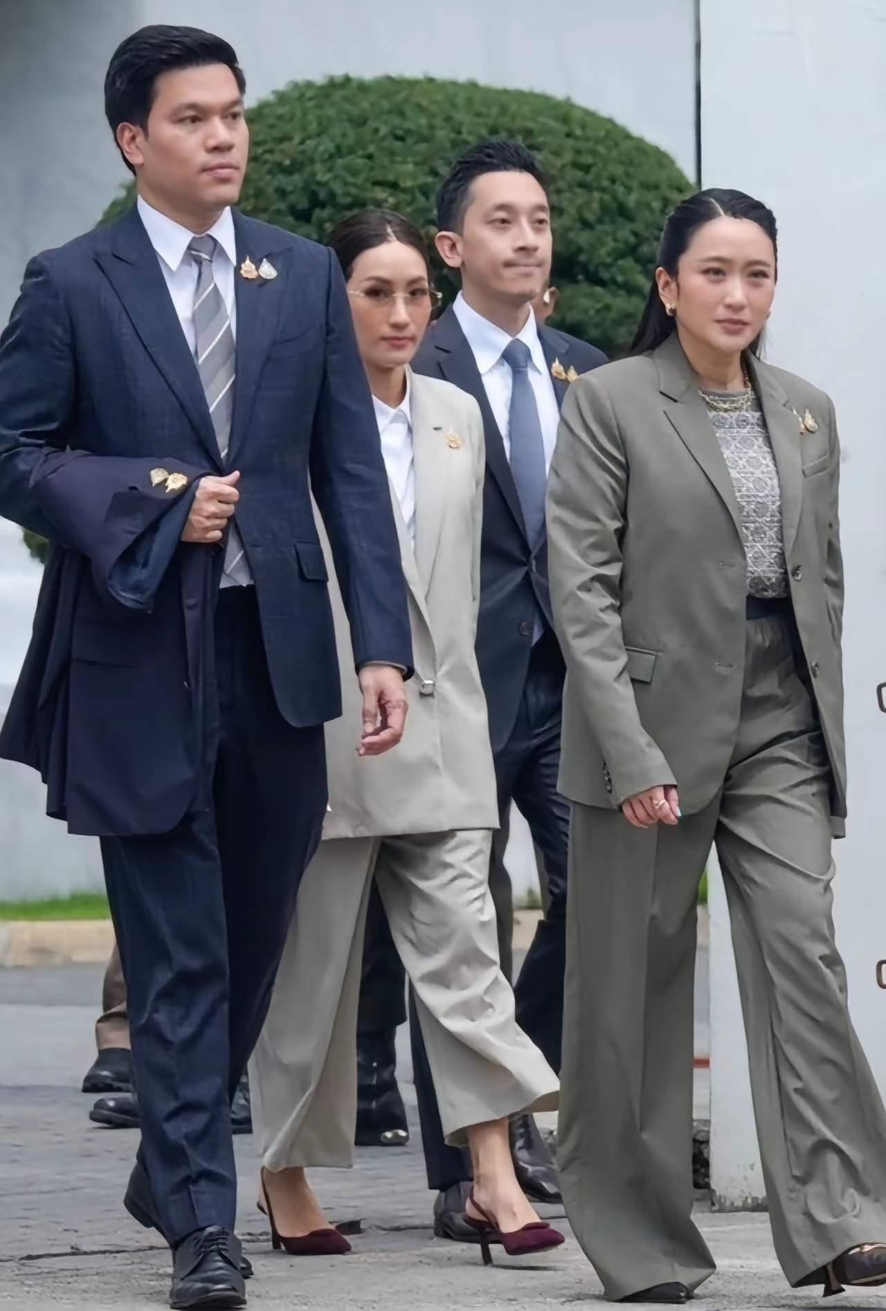 他信的两女儿及女婿的罕见的合照，女儿女婿颜值都高，姐妹们真像，这对姐妹花像双胞胎