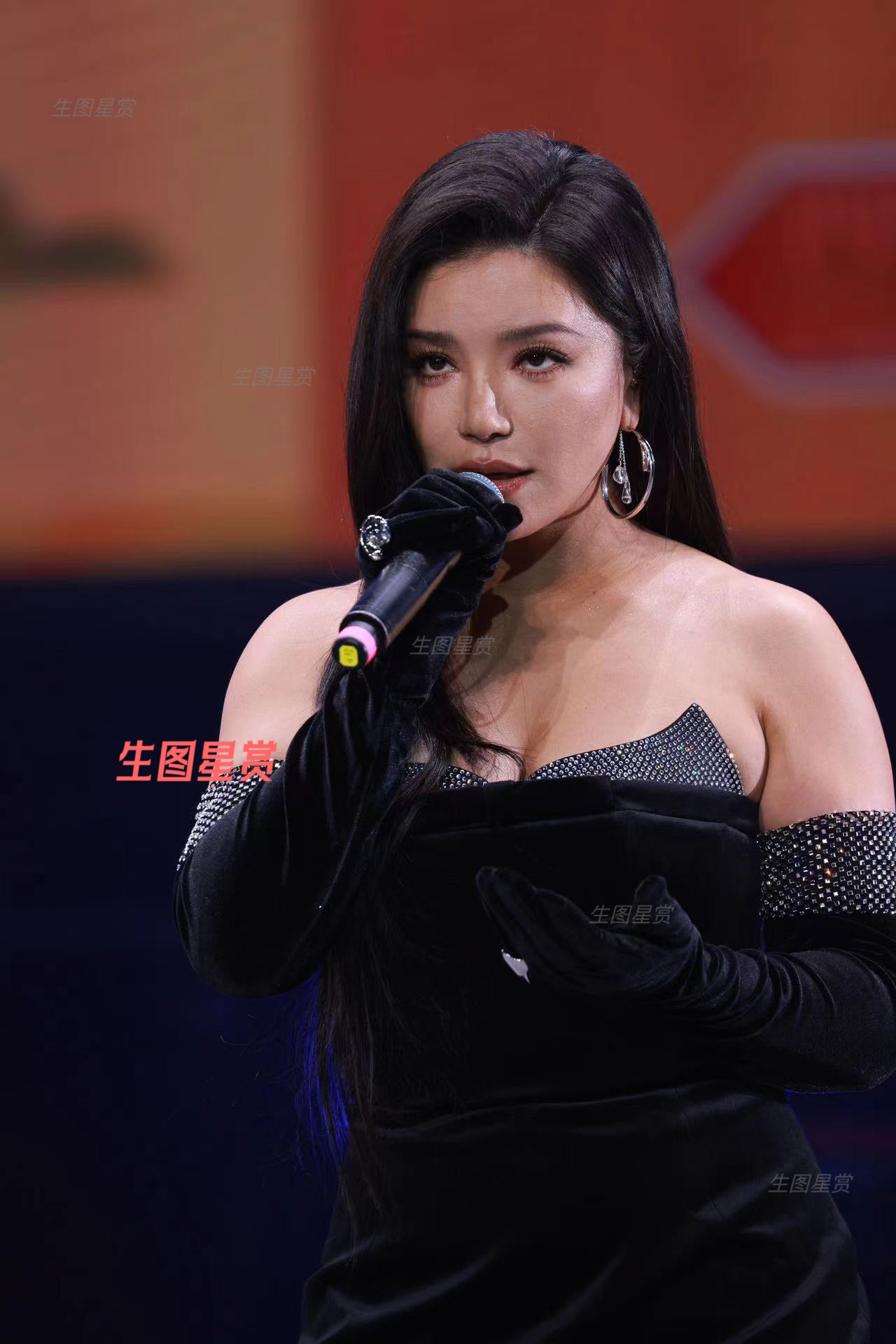 江映蓉佛山华韵视听金曲，all black妆造酷辣全场[送花花] ​​​