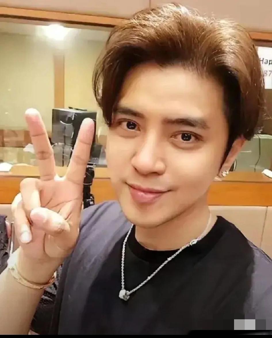 罗志祥是不是真的死了？
张雪峰消息出来前也是先辟谣
此前，他说自己患上了微笑抑郁