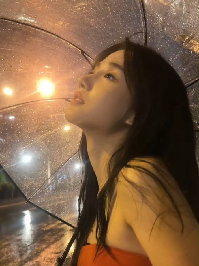 卢昱晓雨季要来了卢昱晓雨伞神图卢昱晓雨伞神图！雨季要来了~ 