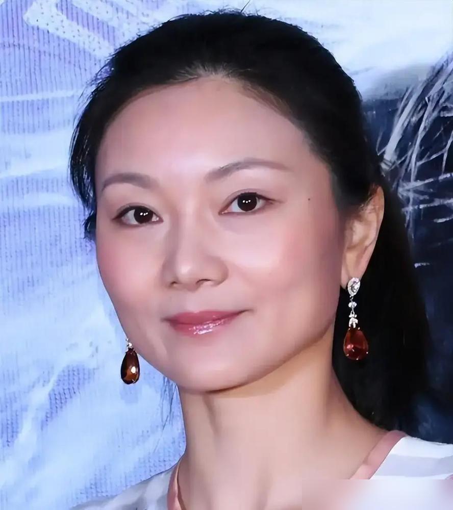 张艺谋的748万罚款，竟是陈婷亮出底牌的入场券。
19岁，张艺谋给她二选一，她