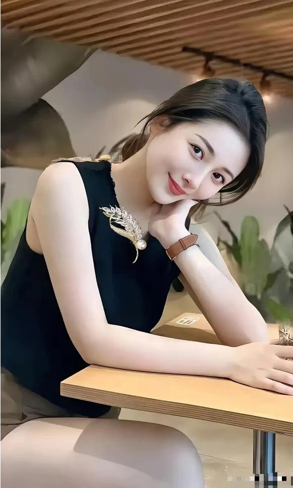 上联：粗茶淡饭三餐暖
下联：秀色可餐一日饱