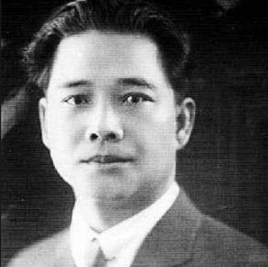 1942年秋，江苏海城南坎镇，新四军苏中军区重要会议正秘密召开。突然，有人送来两