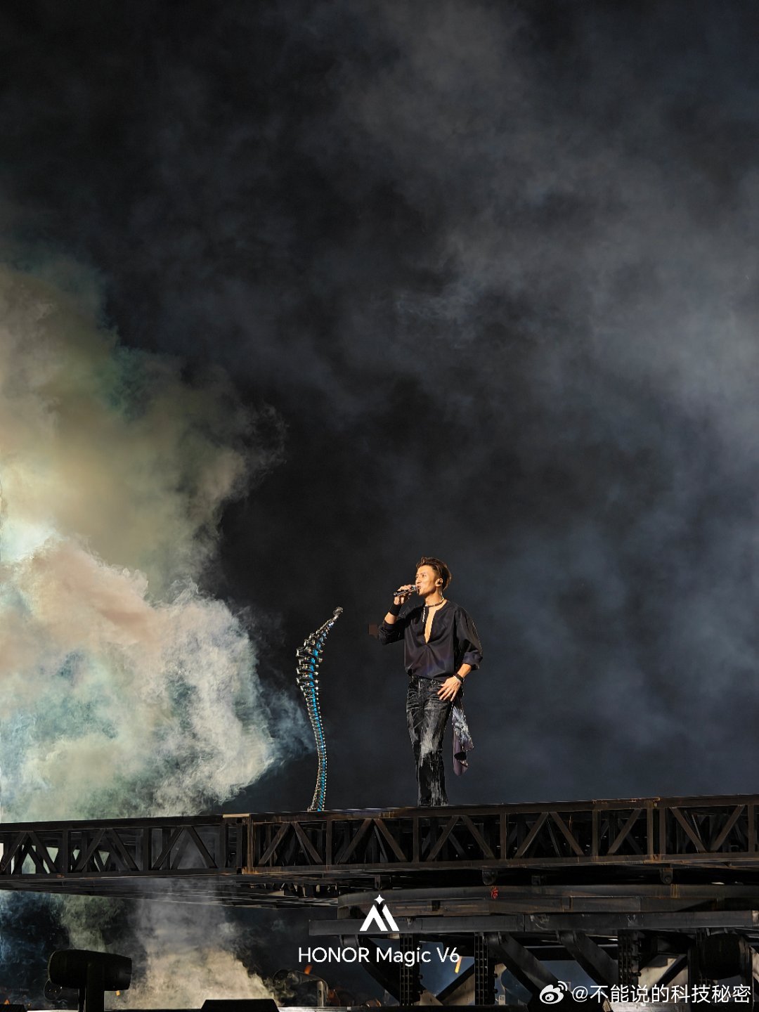 谢霆锋别低头深V会漏因为爱，所以爱，感情不必拿来伤害。快来看看锋味转歌手的表现！