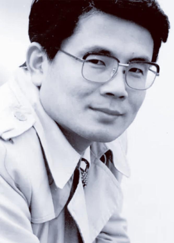 汪国真曾言：

“中年之至，体态、面容、眼神、心境皆烙印其中。”

中年，乃人生