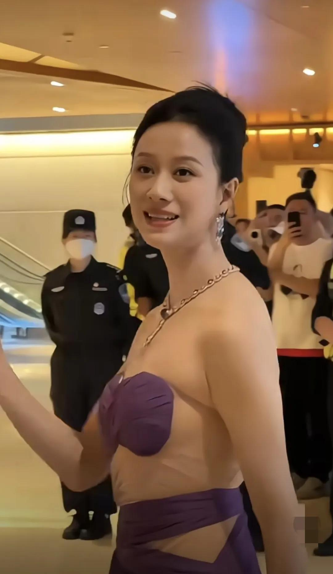 这是倪虹洁，这张是她在上海国际电影节她身穿紫色抹胸镂空礼服的上身图片。

202