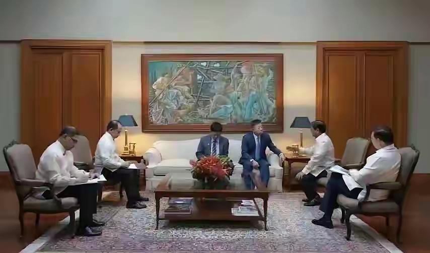 中国外交年度最佳照片~“上国使者坐主位”。以后这将是正常的常规操作，咱们可是有使