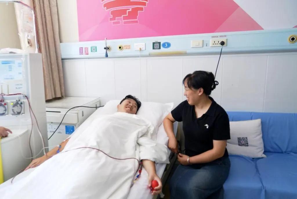山东一小伙加入中华骨髓库并配型成功，可就在完成捐献时，他竟得知一个惊人巧合：居然