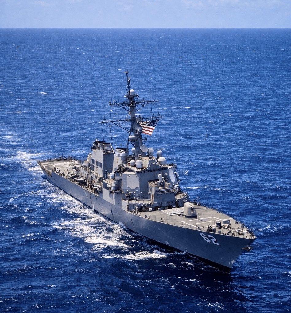 美国正式开始封锁所有进出霍尔木兹海峡的船只