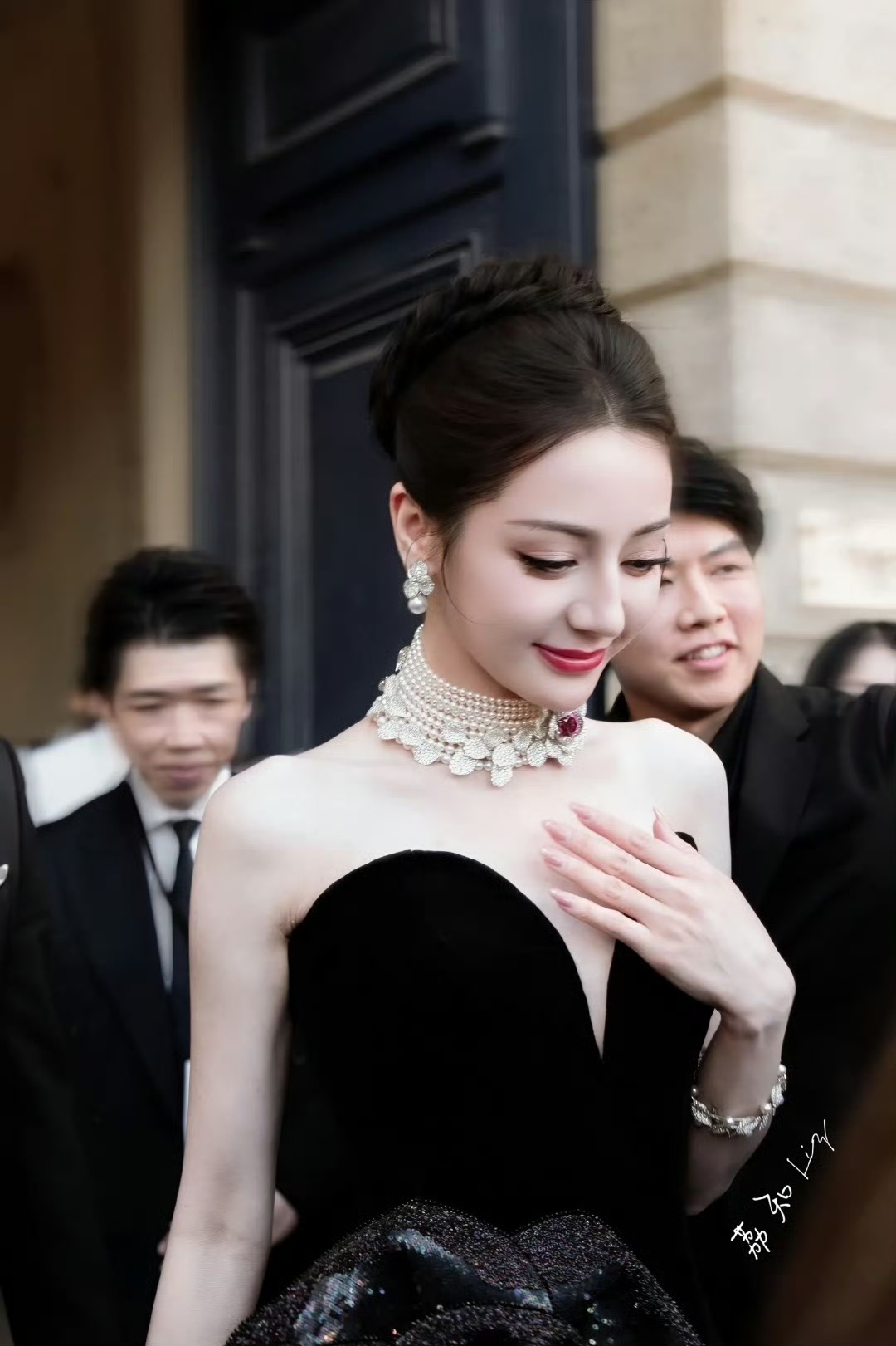 娱乐[超话] ​同镜头下的迪丽热巴Angelababy ​​​同一位摄影师拍的迪