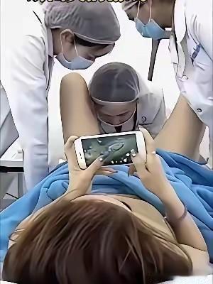 宝贝不要着急，等老妈打完这局游戏你就出来吧！