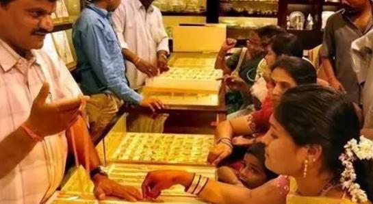 印度想把自己存在美国的黄金运回家，美国不让。

可另一边，中国却用聪明的办法，把