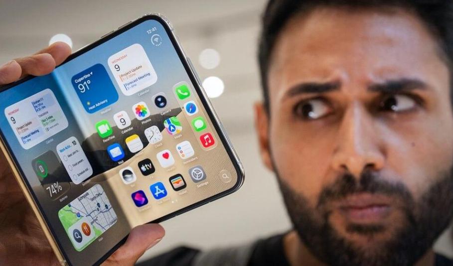 微信完全不给苹果面子。
 
iPhone Duo评测解禁当天，用户发现这台折叠屏