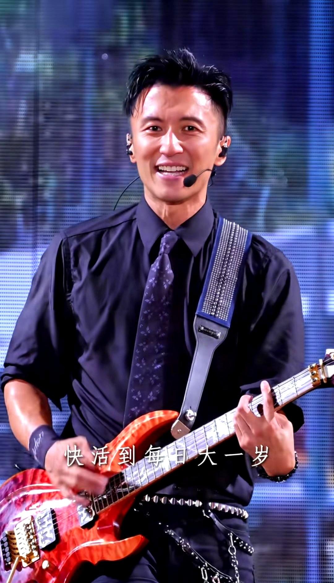 至亲离世仅仅5天就登台面对几万人，换作是你，能咽下眼泪强颜欢笑吗？
刷到霆锋青岛