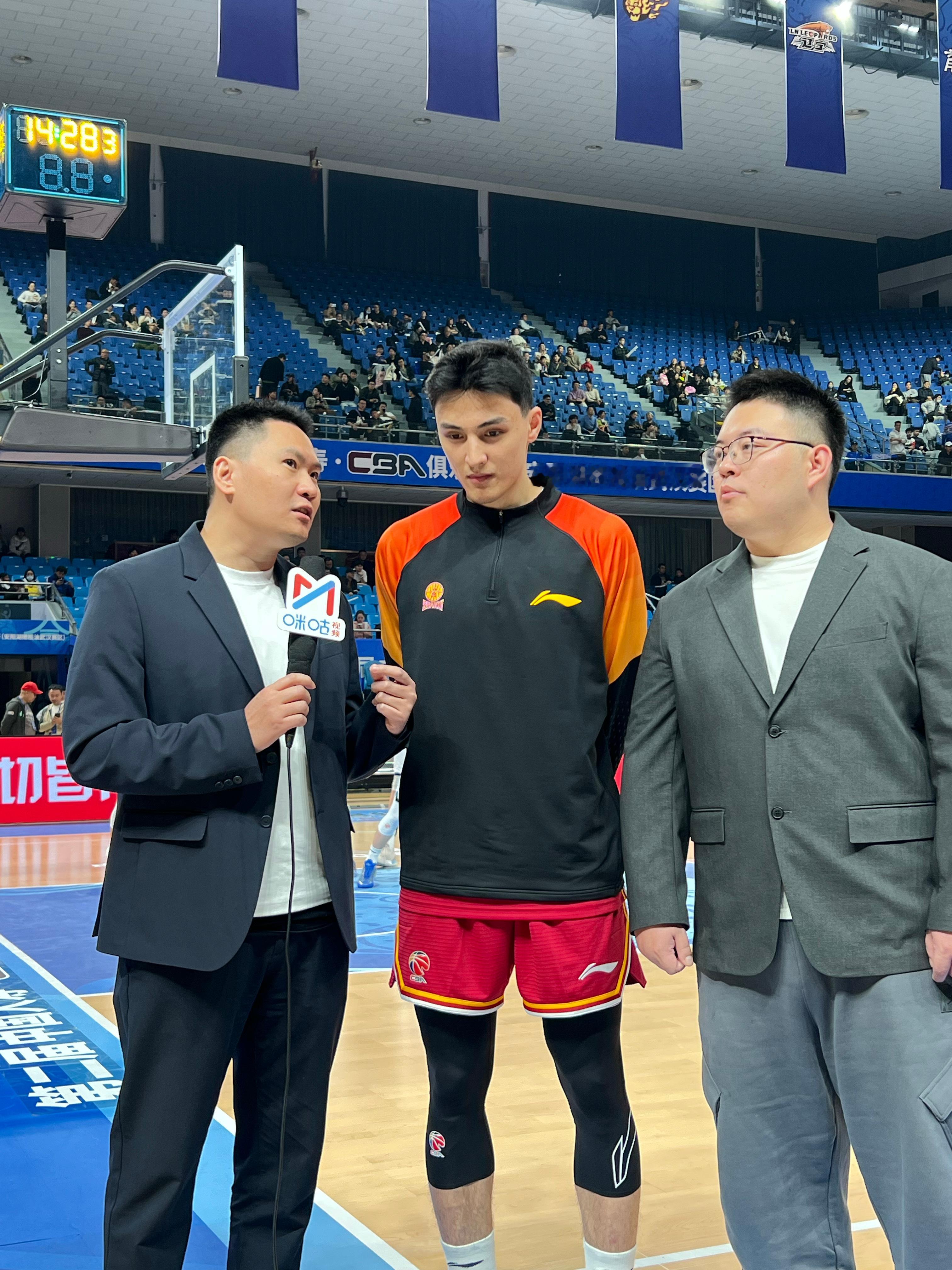 小米每次受访的表情变化 ——冷酷（不能笑 要成熟）嘴角微微扬（忍住不能笑 要稳重