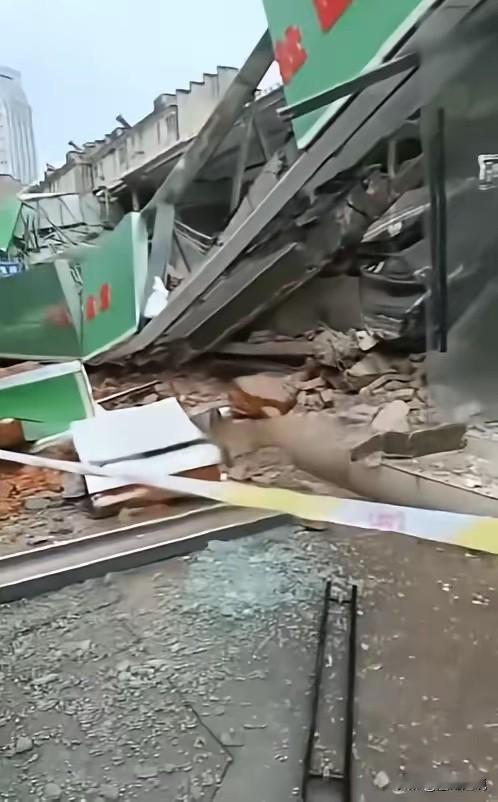 【装修时疑擅自拆了承重墙，蒋委员长老家浙江奉化一市场多家商铺垮塌，现场散落大量砖