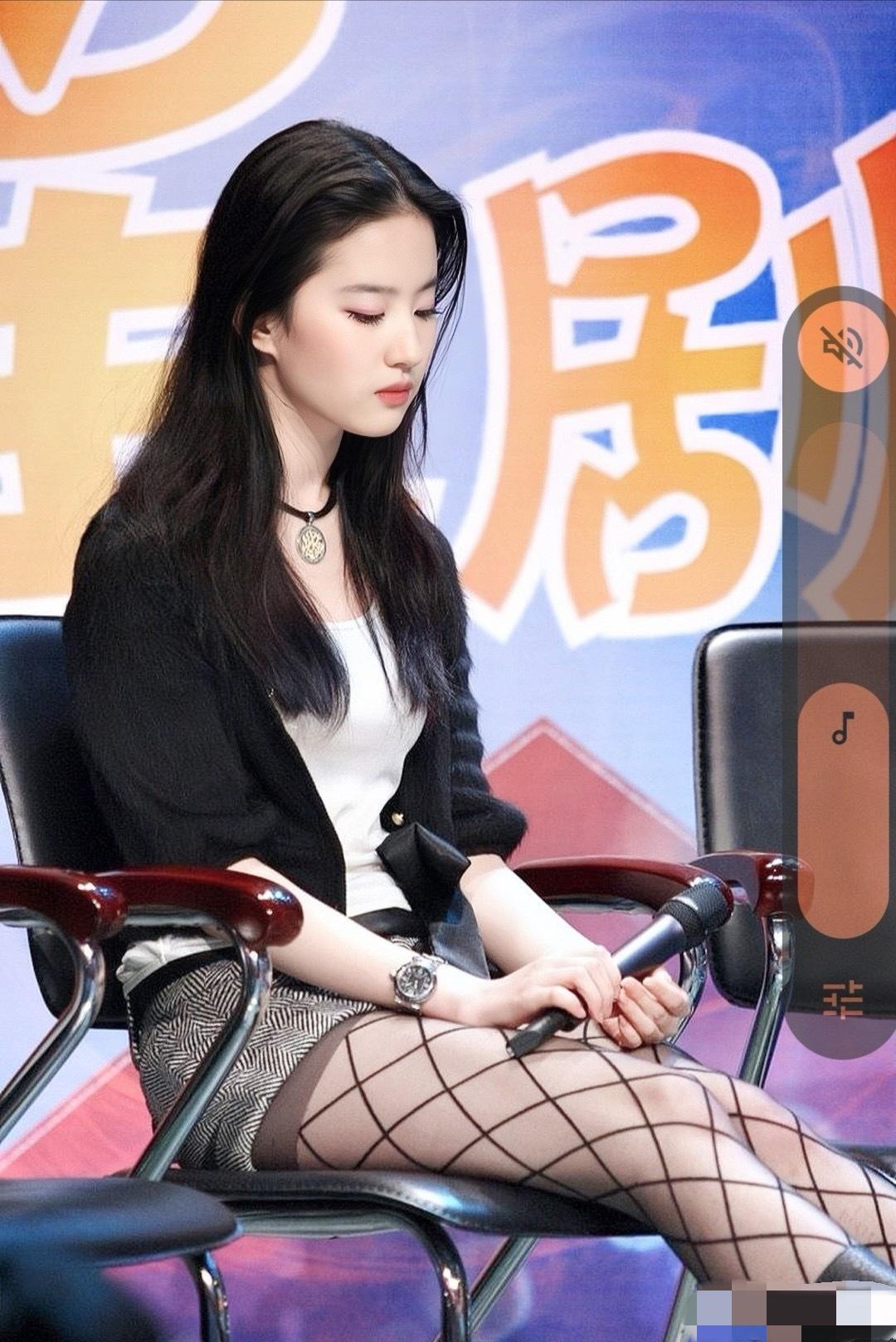 刘亦菲太清纯了吧！
哪怕穿着黑丝渔网袜，也让人不动如山！
谁也没想到，刘亦菲在娱