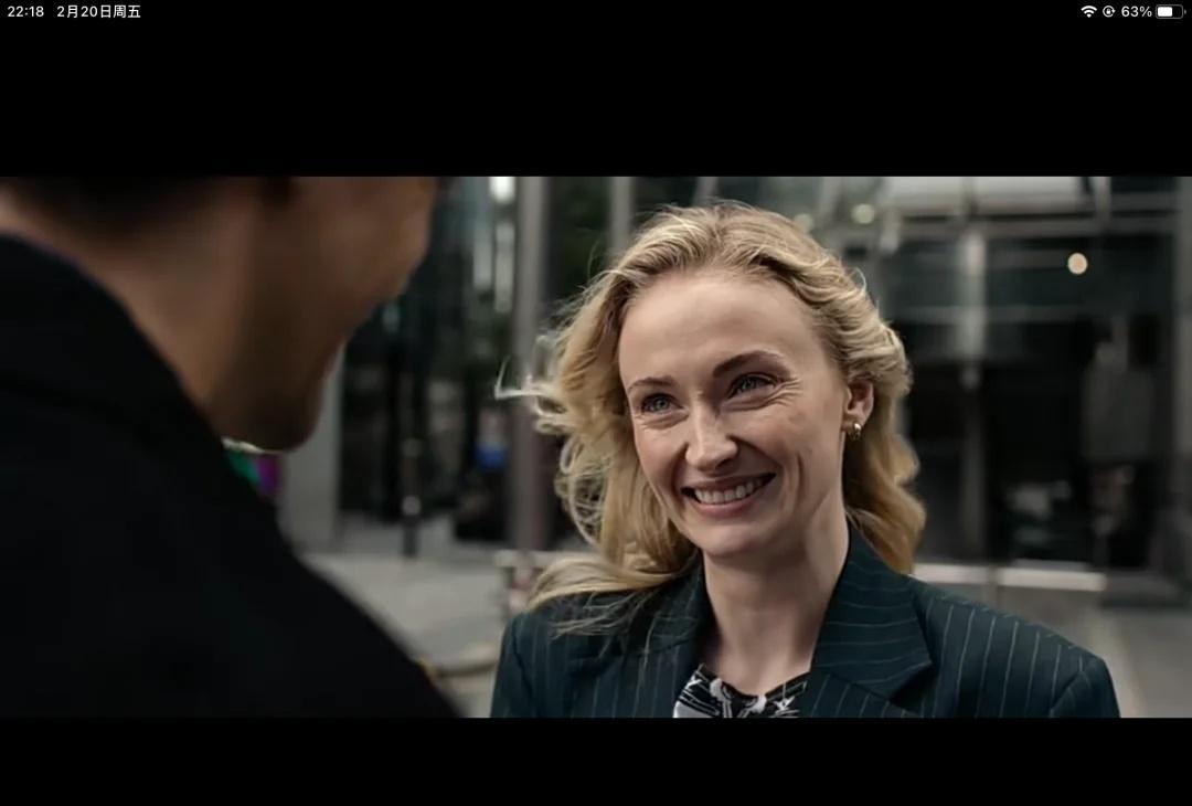 六集，一个周末就没了，心里空得跟被掏空了一样。
你肯定也熬到凌晨三点，追完最后一