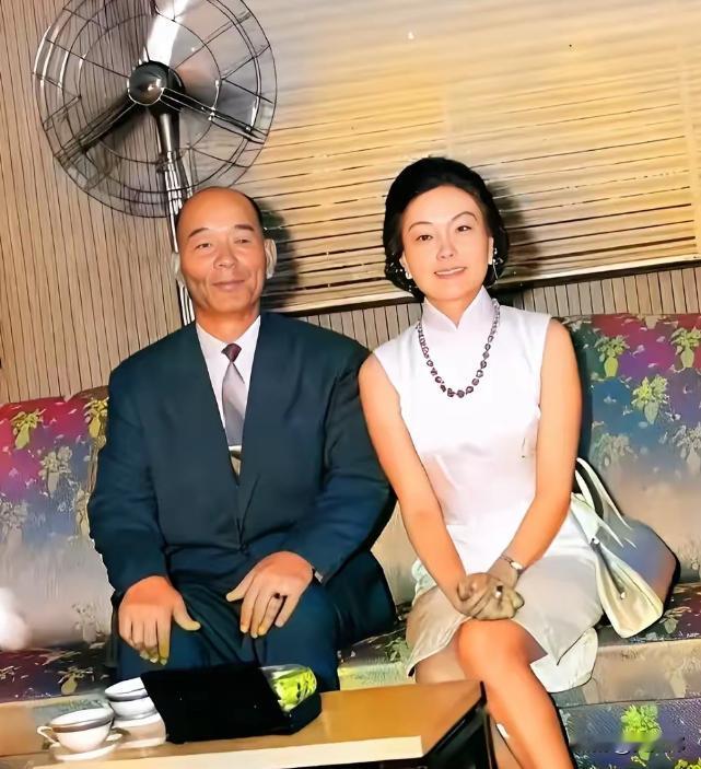 这张照片是六十年代国民党将领胡琏与陈纳德的遗孀陈香梅坐在一起拍摄的。胡琏长着一双