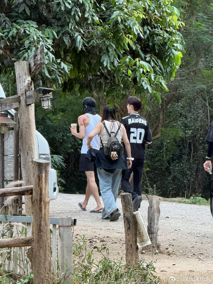 网友清迈偶遇宋威龙和张逸杰宋威龙拔罐 网友清迈偶遇了宋威龙、张逸杰，宋威龙身穿背