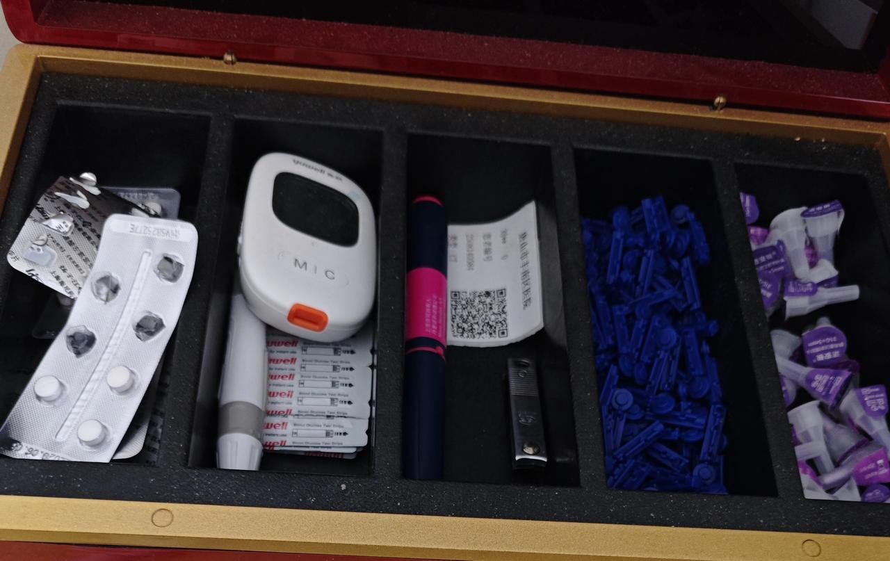 每天早晨这一套操作烦人不？
       备有血糖仪、试纸、针头、采血笔，隔三差